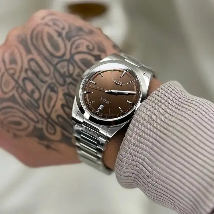 ساعت لونژین کان کو اِست